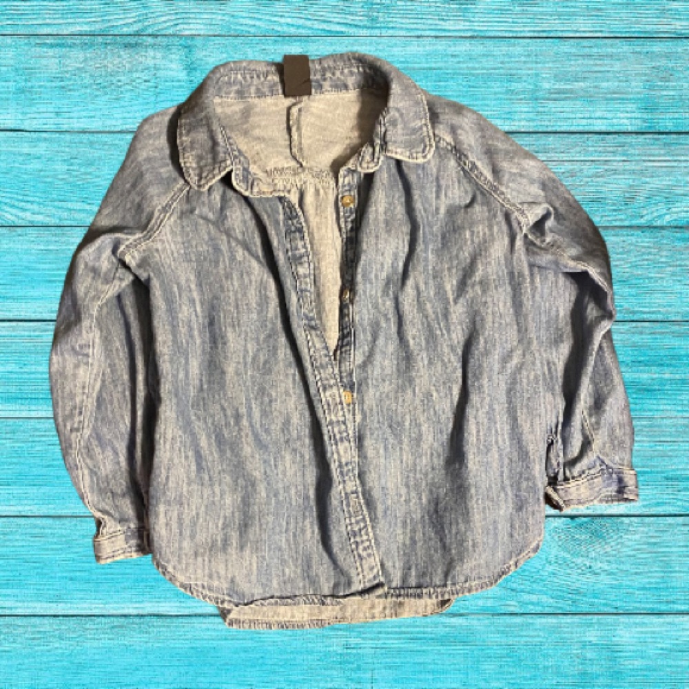 Gap Kids Denim Button up Shirt Size 4. Excellent Condition. No rips or stains.
